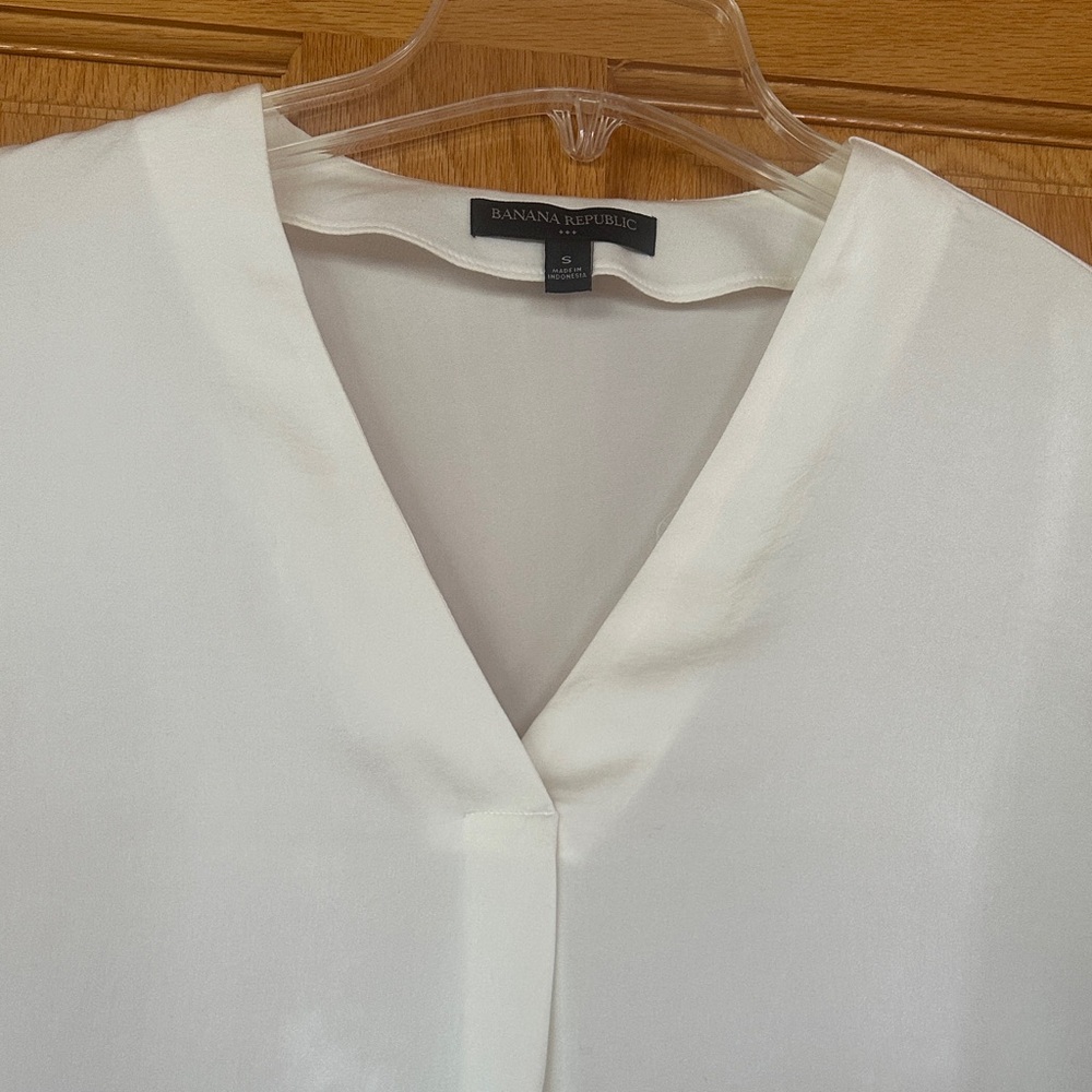 Banana Republic Cream V-Neck Blouse - Picture 2 of 3